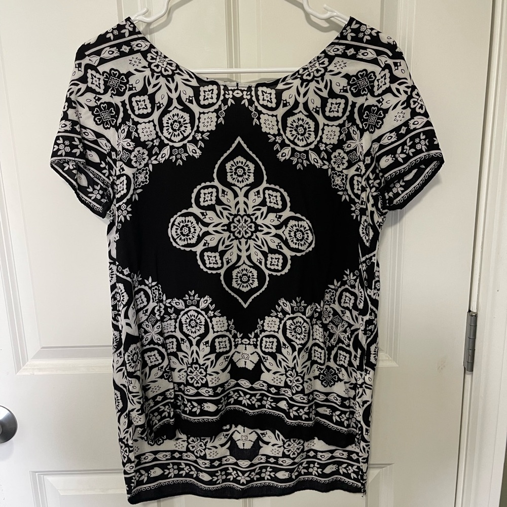 M old navy shirt